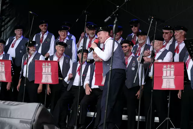 De Tampentrekker sangen bei den Emder Matjestagen | Foto: De Tampentrekker