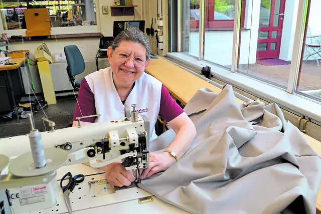Näherin Helene Retzlaff beim Fertigen einer Stuhlhusse | Foto: bim
