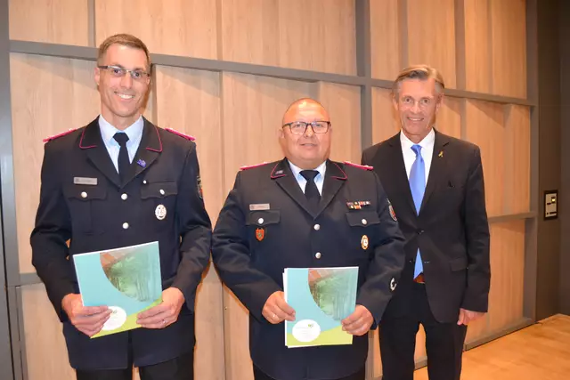 Bürgermeister Jan-Hendrik Röhse (re.) überreichte die Urkunden an Thomas Müller, den neuen Ortsbrandmeister der Ortsfeuerwehr Buchholz, und Stefan Semmler (li.), den neuen zweiten stellvertretenden Ortsbrandmeister  | Foto: bim