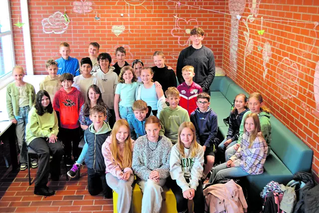 Schülerinnen und Schüler mit Justus Lüer im Ganztagsraum des Gymnasiums | Foto: Birkner