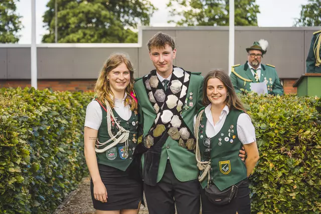 Jungschützenkönig und Adjutantinnen | Foto: Schützenverein Apensen