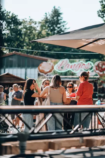 Während des Schützen Festivals trifft man gute Bekannte und schließt neue Freundschaften auf dem Festgelände | Foto: Leonhardt Korn