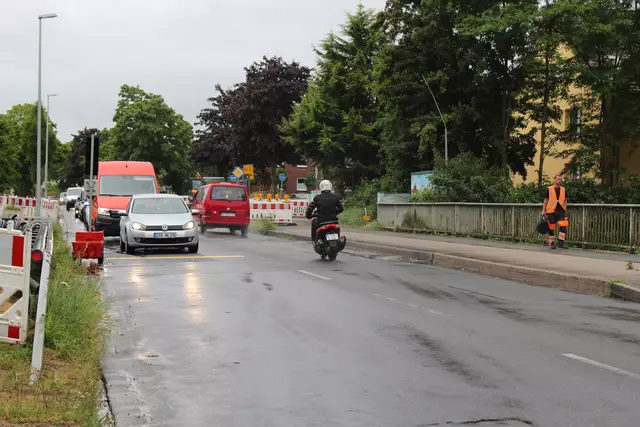 Die Brücke wurde 1955 gebaut. Die Geh- und Radwege links und rechts der Fahrbahn entstanden später als eigenständige Bauwerke | Foto: sb