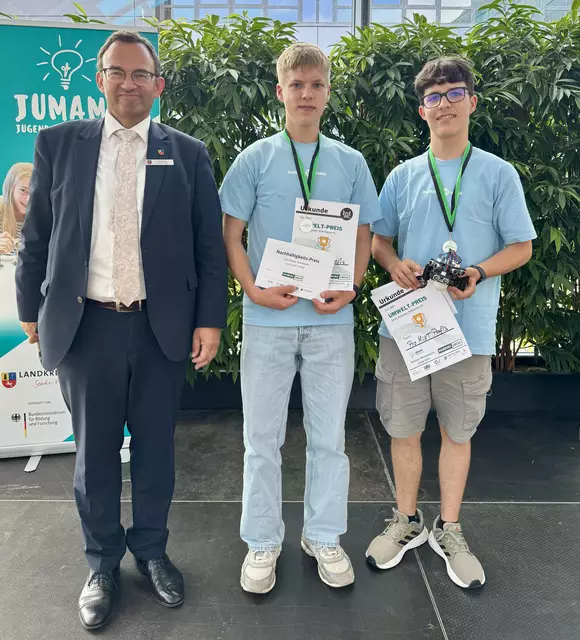 Geringer Materialeinsatz und biologisch abbaubare Stoffe: Damit überzeugen die „ProMint Profis“ von der Realschule ProMint die Jury um den Ersten Kreisrat Thorsten Heinze (links) und gewinnen den Umweltpreis | Foto: Landkreis Stade