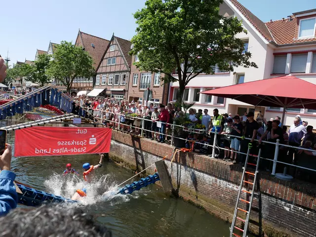 Die Brücke stürzt ein - die Studenten gehen baden | Foto: hs21