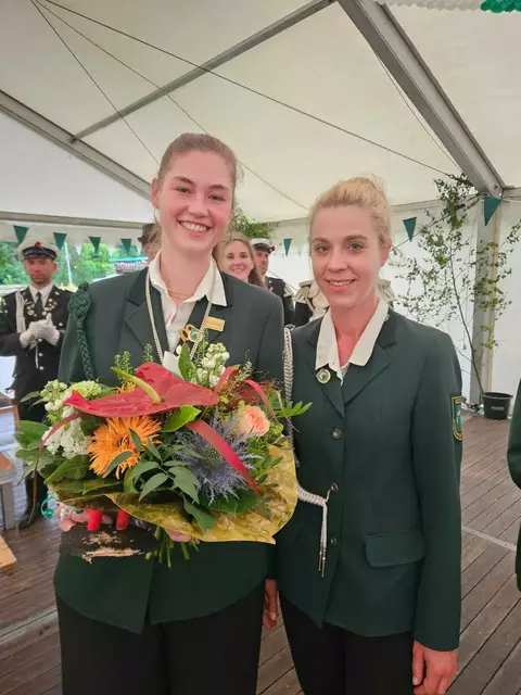 Neue Damenkönigin Lara Ockenfels (li.) mit Adjutantin Sandra Nehl | Foto: SV Klecken