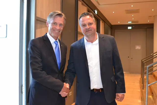 Bürgermeister Jan-Hendrik Röhse (li.) gratulierte Manuel Reichel nach der Wahl durch den Stadtrat | Foto: bim