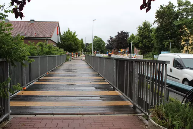 Der Fuß- und Radweg mit Holzbelag verläuft seit 2016 parallel zur Fahrbahn. Diese Brücke wurde übrigens von der Stadt gemietet | Foto: sb