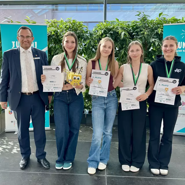 Das Team „Sum Sum“ der Oberschule Steinkirchen mit ihrem Bienen-Roboter „Maja“ freut sich gemeinsam mit dem Ersten Kreisrat Thorsten Heinze (links) über den ersten Platz beim Roboterwettbewerb 2025 | Foto:  Landkreis Stade