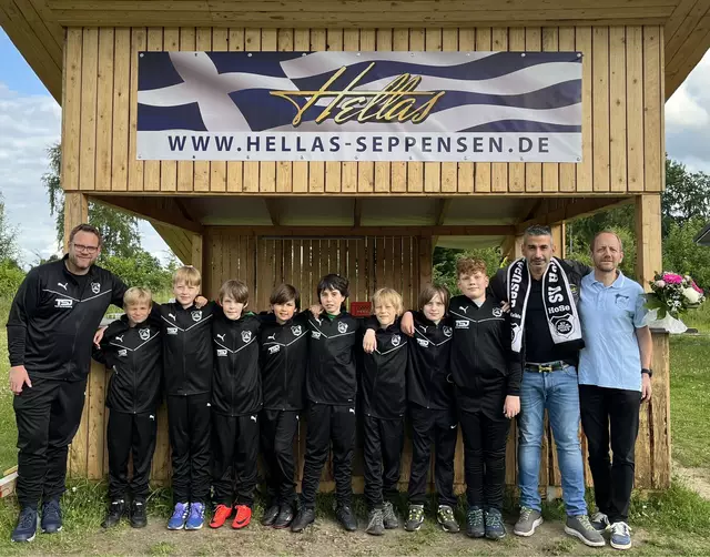 Bei der Trikotübergabe (v.l.): Philipp Noack (Trainer U11), acht Spieler der U11, Vassilios Bostantzis (Inhaber Hellas Restaurant in Seppensen) und Henrik Behrndt (Vorsitzender SV Holm-Seppensen) | Foto: SV Holm-Seppensen