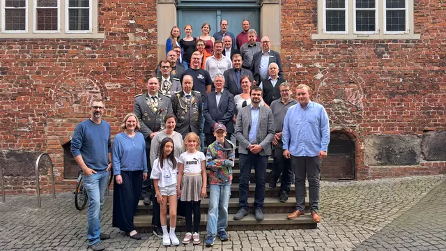 Vertreterinnen und Vertreter von den mit Geld bedachten Institutionen, der Sparkasse, der Politik und Verwaltung nach der Spendenübergabe im Rathaus | Foto: Hansestadt Stade