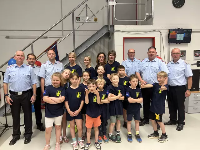 (v. li.) Joachim Kröhnke-von der Weihe, Sebastian Jacobsen, Julian Srba, Susan Kowski, Mariett Westendorf, Claudia Sattler, Stefanie Wolff, Dirk Behmer, Thomas Runge und Volker Bellmann. | Foto: FF Tötensen