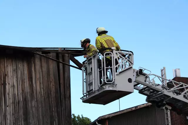 Mithilfe einer Drehleiter entfernten Feuerwehrleute Teile des Daches | Foto: Burkhard Giese