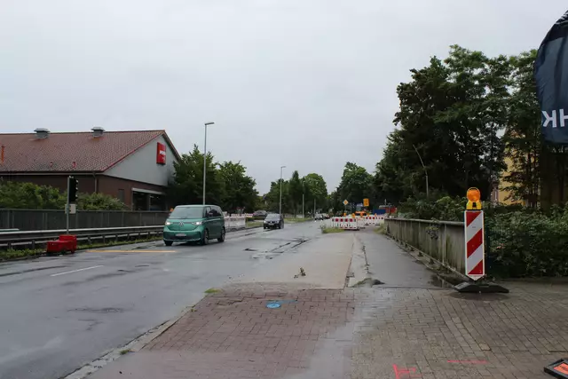 Der Fußweg stadtauswärts existiert erst seit 1986, es ist ein eigenständiges Brückebauteil | Foto: sb