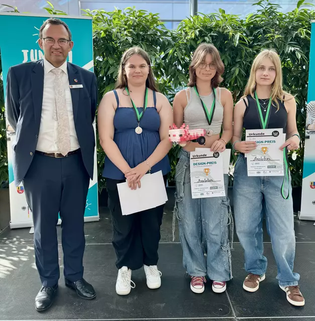  Inspiriert von „Minecraft“: Der Roboter „Axolotl“ des Teams „Axoloton“ (Oberschule Steinkirchen) überzeugt das Publikum durch seine Optik und gewinnt mit großer Mehrheit den Designpreis. Foto: Landkreis Stade | Foto: Landkreis Stade