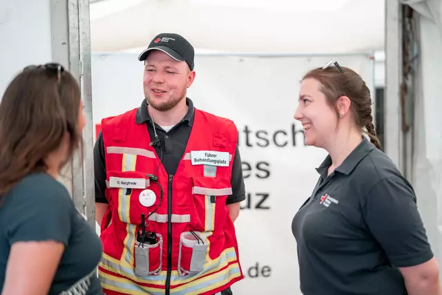 Die Gemeinschaft der Helfenden spielt für den Einsatz eine große Rolle, in der Mitte: Dustin Bargfrede von der Bereitschaft des DRK Tostedt | Foto: Antje Wulf/DRK-Kreisverband Harburg-Land
