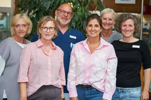 Die krankenhausinterne Arbeitsgemeinschaft Häusliche Gewalt im Krankenhaus Buchholz hatte die Rechtsmedizinerin Sarah Stockhausen zur internen ProBeweis-Schulung eingeladen (v.li.): Gabriele Brinkmann, Dr. Linda Wanke, Marco Ludik, Sarah Stockhausen, Martina Stuffer, Dr. Johanna Lindau | Foto: Krankenhaus Buchholz