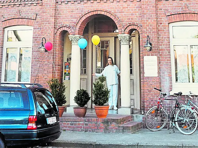 Dr. med. dent. Martina Wetzel-Kaya bei der Praxiseröffnung vor 30 Jahren, damals im Reetdachhaus in Osterjork 46  | Foto: Wetzel-Kaya