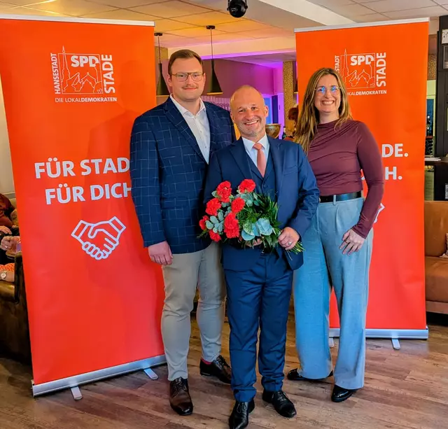 Kai Koeser (Mitte) mit Elena Brückner und Phillip Lausch | Foto: SPD Stade