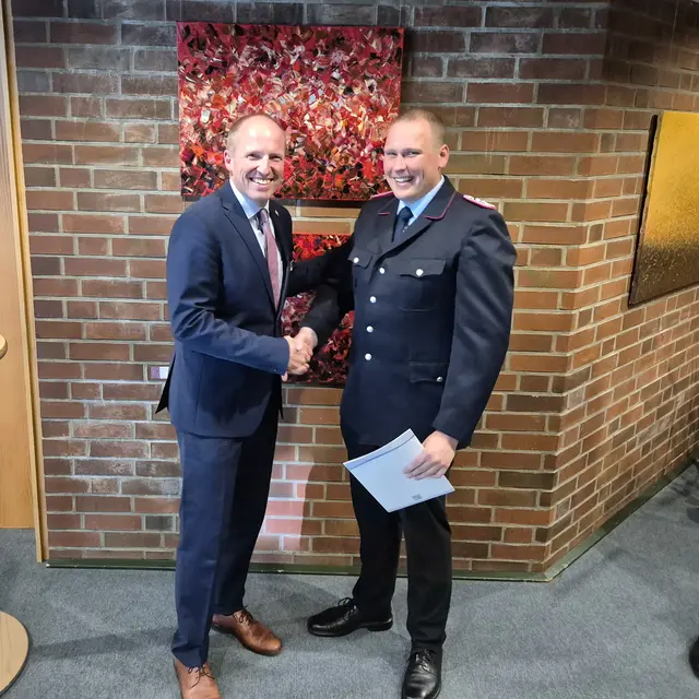 Bürgermeister Tobias Handtke (li.) wünscht Marko Mojen alles Gute für seinen neuen Posten als neuer stellvertretender Ortsbrandmeister in Elstorf | Foto: FF Elstorf
