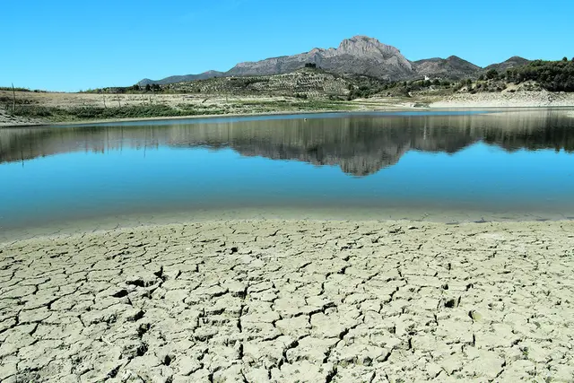 Die Folgen des Wassermangels sind bereits heute spürbar: Böden trocknen aus, Flüsse, Bäche und Seen führen weniger Wasser  | Foto: Symbolbild: Nina Hoff / Adobe Stock