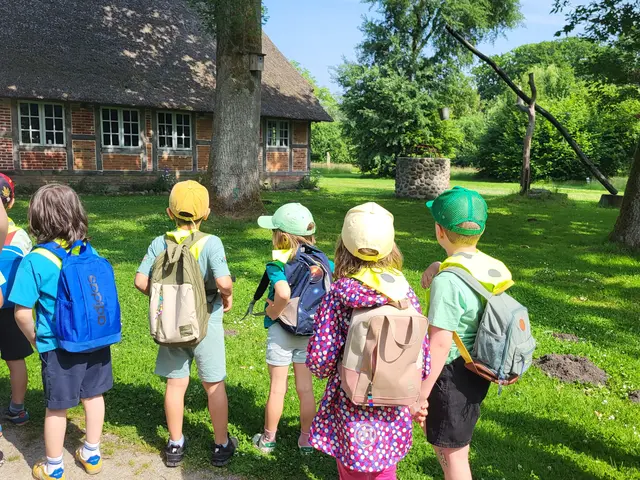 Geschichte zum Anfassen erlebten die Kinder bei ihrer Station in Sniers Hus | Foto: sh