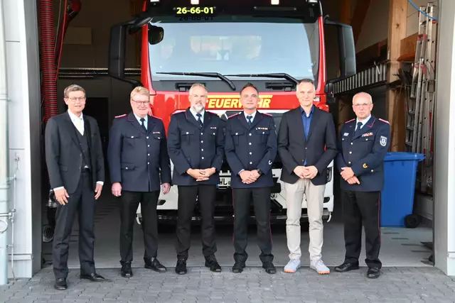 Gewählte und Gratulanten (v. li.): Ordnungsamtsleiter Falk Pillath, der scheidende Gemeindebrandmeister Jörn Petersen, Nachfolger Tore Larsen, Stellvertreter Sven Plate, Samtgemeinde-Bürgermeister Jens Köster und Kreisbrandmeister Volker Bellmann | Foto: Mathias Wille