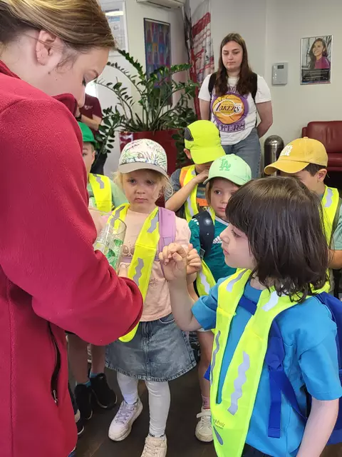 Über kleine Überraschungen konnten sich die Kinder auch freuen, Ella (links) und Lionel suchen sich gerade etwas aus | Foto: sh