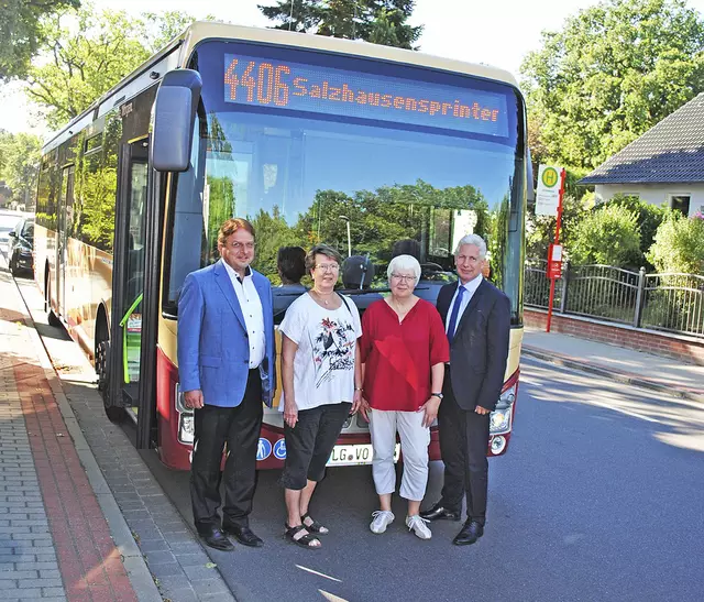 Bei der Einweihung der Linie 4406, dem  "Salzhausen-Sprinter", im Jahr 2018 (v. li.): der damalige Samtgemeinde-Bürgermeister  Salzhausens, Wolfgang Krause, Bürgermeisterin Christa Beyer (Garstedt) und Salzhausens frühere Bürgermeisterin Elisabeth Mestmacher (Salzhausen) sowie Landrat Rainer Rempe. Die Linie soll in der neu konzeptionierten "Heide-Querspange" aufgehen | Foto: ce