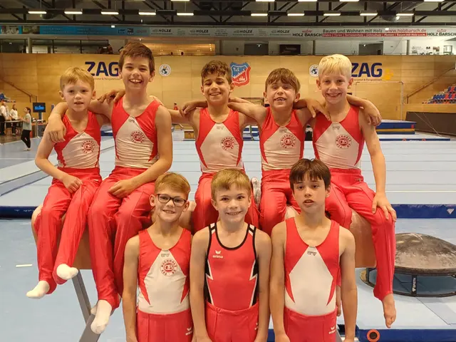 08-"Nachwuchsgarde" in der Turnhalle (oben v. li.): Jannis, Damien, Yunis, Kilian, Finnley, (vo. v. li.) Jakob, Lukas und Daniel | Foto: Sabine Scherz
