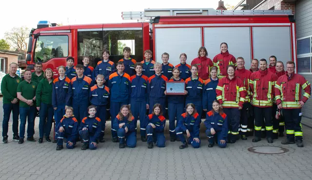 Die Brackeler Jugendfeuerwehr um Jugendwart Andreas Sasse (re.) freut sich über die großzügige Spende des Blasorchesters | Foto: Pressestelle Feuerwehr Samtgemeinde Hanstedt
