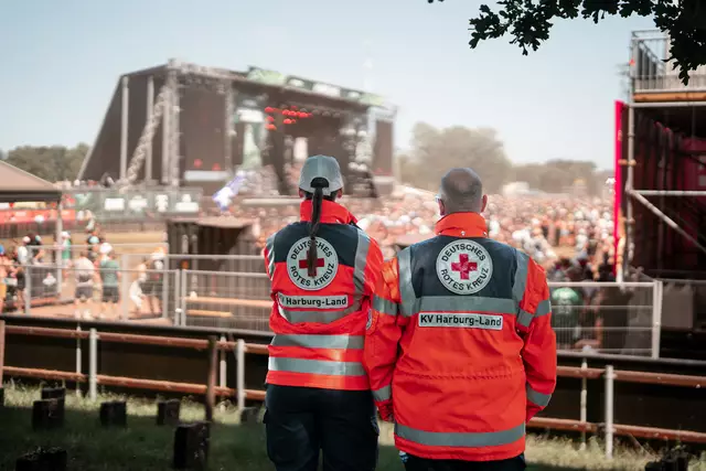 Dort im Einsatz, wo andere unbeschwert feiern: Mitglieder der Bereitschaft des DRK-Kreisverbands Harburg-Land | Foto: Antje Wulf/DRK-Kreisverband Harburg-Land