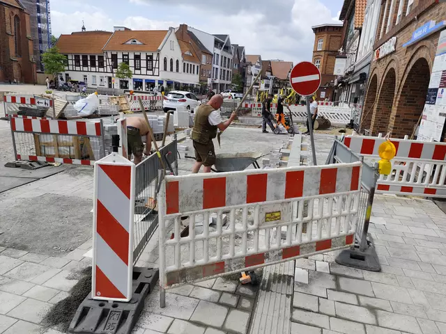 Arbeiten in der Marktstraße. | Foto: Rüdiger Störtebecker