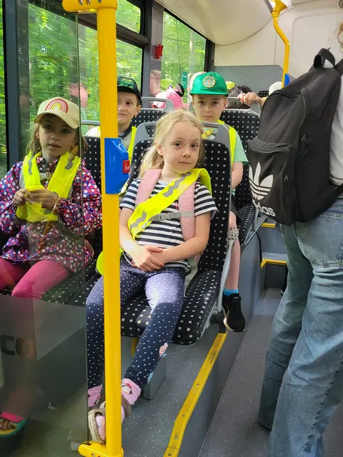 Manche Kinder waren schon echte Profis im Bus. Vorne v. li.: Clara und Fibi, dahinter v. li.: Lazam und Ben | Foto: sh
