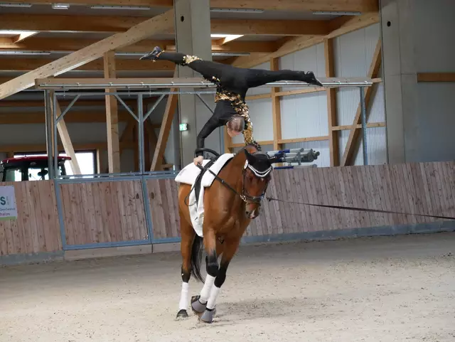 Lotta Gerhard IM Schweizer Handstand | Foto: Josephine Trnka