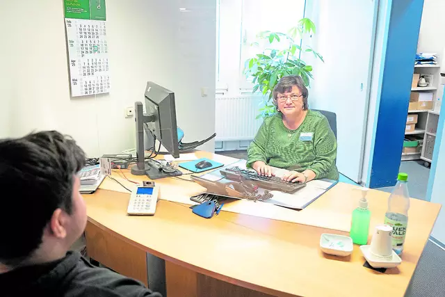 Birgit Helberg führt das Aufnahmegespräch mit einem Patienten | Foto: Elbe Kliniken / Kati Meyer-Thiedig