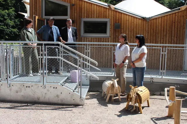 Zur Eröffnung gab es u.a. zwei Holzspielschafe