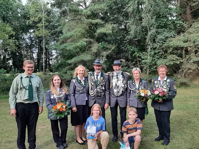 Für die noch amtierenden Evendorfer Majestäten aus 2024 endet jetzt ihre Amtszeit | Foto: Emily-Marie Lütker