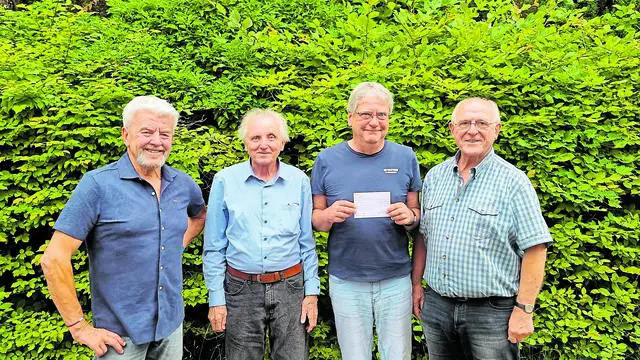 Bei der Spendenübergabe (v. li.): Udo Pagenkämper (KKI),  Heinz D. Swoboda-Kirsch (Ring gegen Krebs), Thomas Hempel (KKI) und Rolf Svensson (Ring gegen Krebs) | Foto: KKI