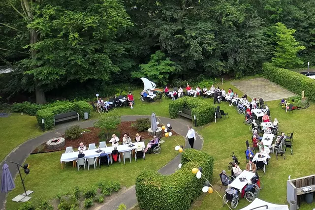 An einer Familientafel von fast 15 Metern Länge wurde beim Sommerfest im Kursana Domizil Buchholz gemeinsam gegessen und gefeiert | Foto: Kursana Domizil