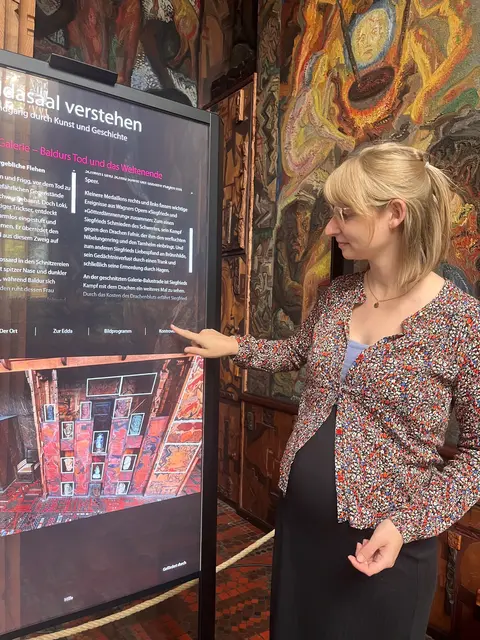 Eva Lütkemeyer zeigt die neue Medienstation im Eddasaal | Foto: Museum Kunststätte Bossard