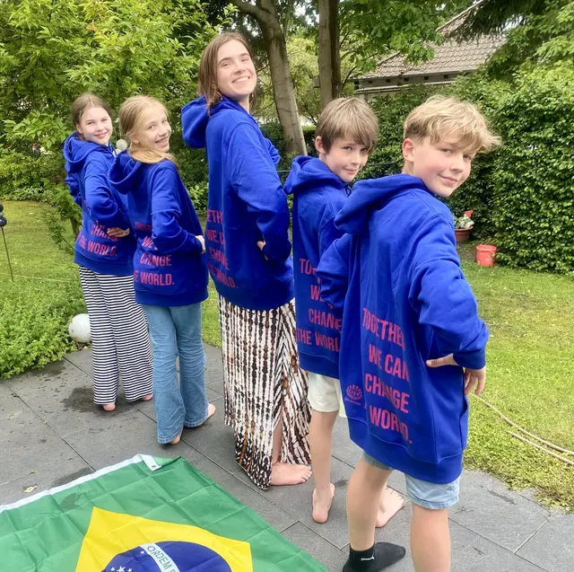 Die deutsche Delegation für Brasilien: Greta Brix (11, aus Heiligenthal), Merle Schelde (11, aus Adendorf), Annika Meyer (24, aus Berlin), Jasper Adam (11, aus Buchholz), Monty Lutz (11, aus Tostedt) | Foto: Adam