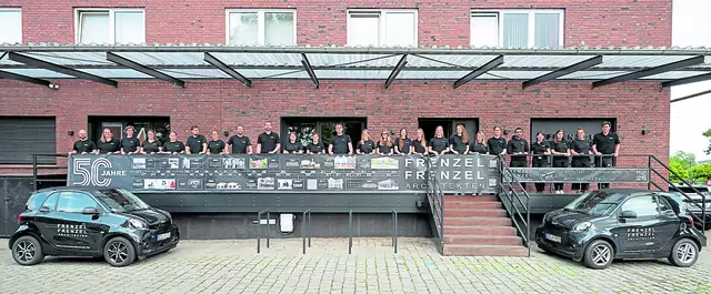 Das Team von Frenzel und Frenzel vor dem neuen Bürogebäude in der alten Ölmühle am Hafen | Foto: Daniela Ponath