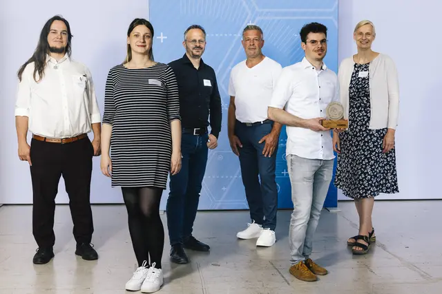 Freude über die "Weichensteller"-Auszeichnung (v. li.): Steffen Bertram, Tina Simmat, Jan Heidelberg, Jan Dräger, Eckhard Vater und Sabine Lucks. Es fehlen Ingo Lübberstedt, Thomas Putscher und Andreas Winderlich | Foto: Nerea Lakuntza