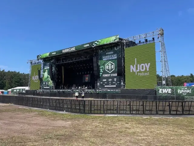 Die Forest Stage / Main Stage: Zur technischen Ausstattung gehören u.a. vier Line-Arrays (Lautsprecher „Bananen“) und eine ganze Reihe aus Basslautsprechern vor der Bühne (40 Meter). Rechts und links ist jeweils eine große LED Wand. Teilweise bringen die Bands noch eine weitere für die „Rückwand“ mit. Die meisten Bands hängen dort ihren sog. Backdrop auf. 
Für den Aufbau von  Gittern und Gerüsten sowie den Bühnenbau wird jede Menge Personal benötigt. Nach zwei Tagen ist alles wieder weg. | Foto: Nick Reinartz