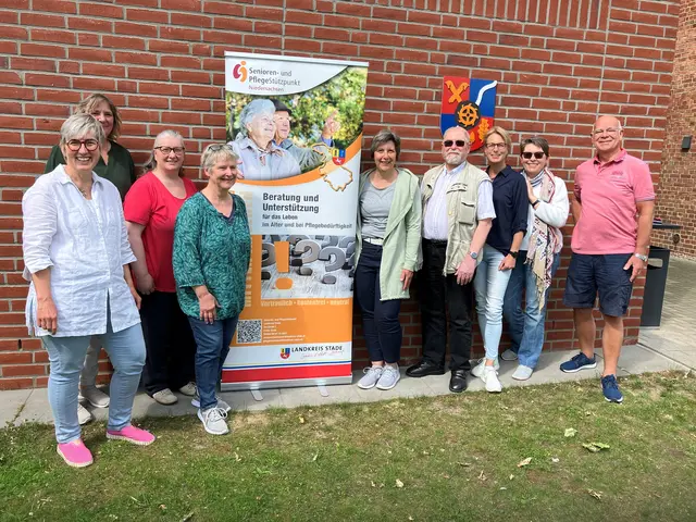 Die Freude über die erfolgreiche Qualifizierung „Duo – Ehrenamtliche Seniorenbegleitung“ ist groß bei Sylvia Pankop vom Senioren- und Pflegestützpunkt des Landkreises Stade (von links), der Kursleiterin Claudia Stein, einigen Absolventinnen und Absolventen sowie Rolf Mau vom Seniorenbeirat Fredenbeck | Foto: Senioren- und Pflegestützpunkt