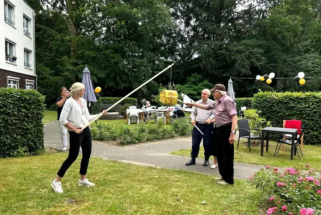 Die Bewohner Horst Hening und Hans-Dieter Meyer zerschlugen die Piniata aus Pappmaché mit mehreren Stockschlägen | Foto: Kursana Domizil