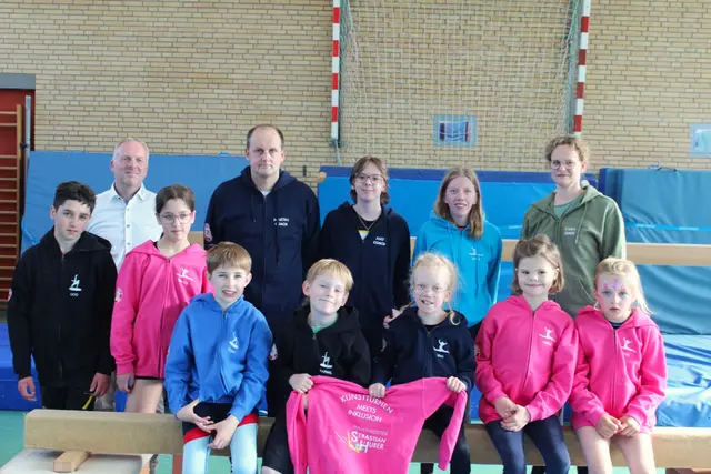 Inklusive Turngruppe mit Trainerteam und Sponsor Sebastian Huber (li.) | Foto: TSV 08