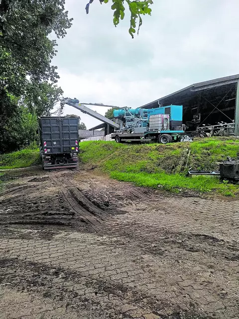 Der Gülleseparator in Aktion: Feststoffe und flüssige Phase der Gülle werden voneinander getrennt | Foto: makoschey