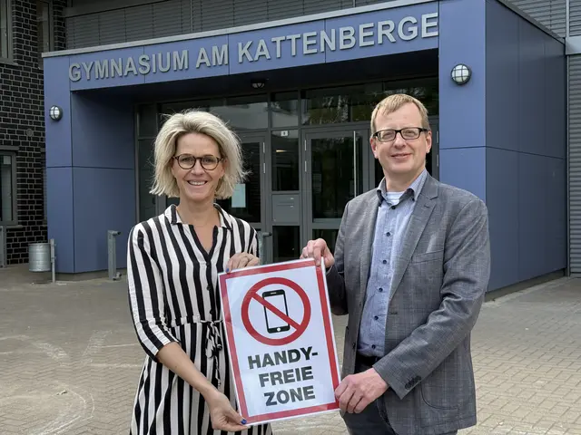 Gemeinsam in eine handyfreie Zukunft – GAK-Schulleiterin Linda Steuber und AEG-Schulleiter Andreas Wolff. | Foto: Christoph Reise